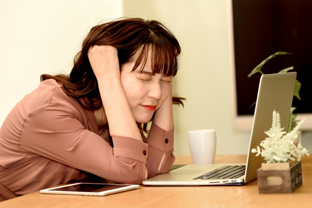 生理痛と一緒に頭痛も…女性に多いその原因とセルフケア方法とは？